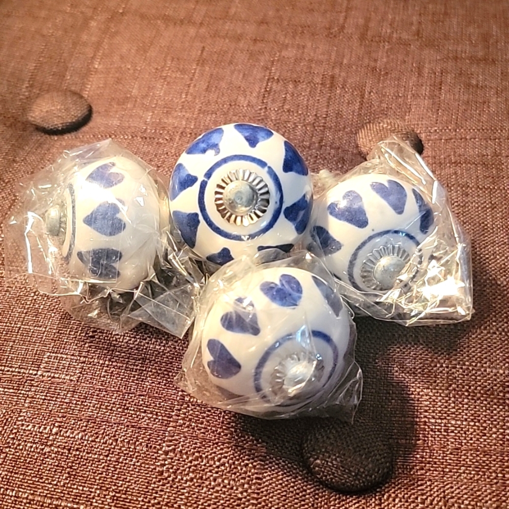 (4) Ceramic cabinet knobs or drawer pulls - Picture 2 of 4